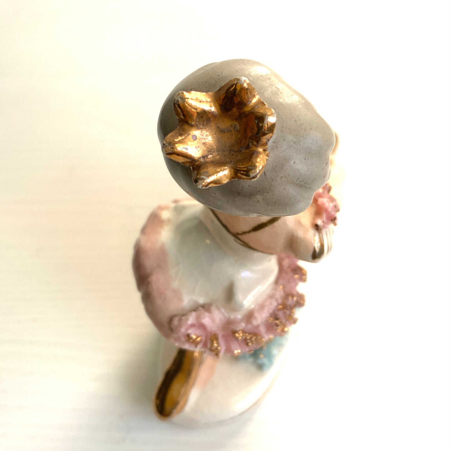 A charming porcelain ballerina figurine dressed in a pink tutu. ピンクのチュチュをまとった、かわいらしいバレリーナの磁器フィギュリン。