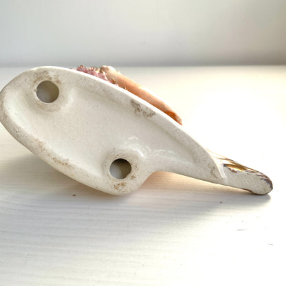 A charming porcelain ballerina figurine dressed in a pink tutu. ピンクのチュチュをまとった、かわいらしいバレリーナの磁器フィギュリン。