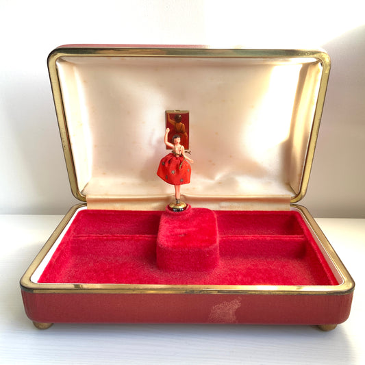 When opened, this jewellery box reveals an exotic dancer figure that spins gracefully to music. 蓋を開けると、エキゾチックなダンサーがくるくると回る、オルゴール付きのジュエリーボックス。