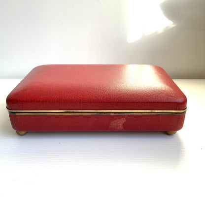 When opened, this jewellery box reveals an exotic dancer figure that spins gracefully to music. 蓋を開けると、エキゾチックなダンサーがくるくると回る、オルゴール付きのジュエリーボックス。