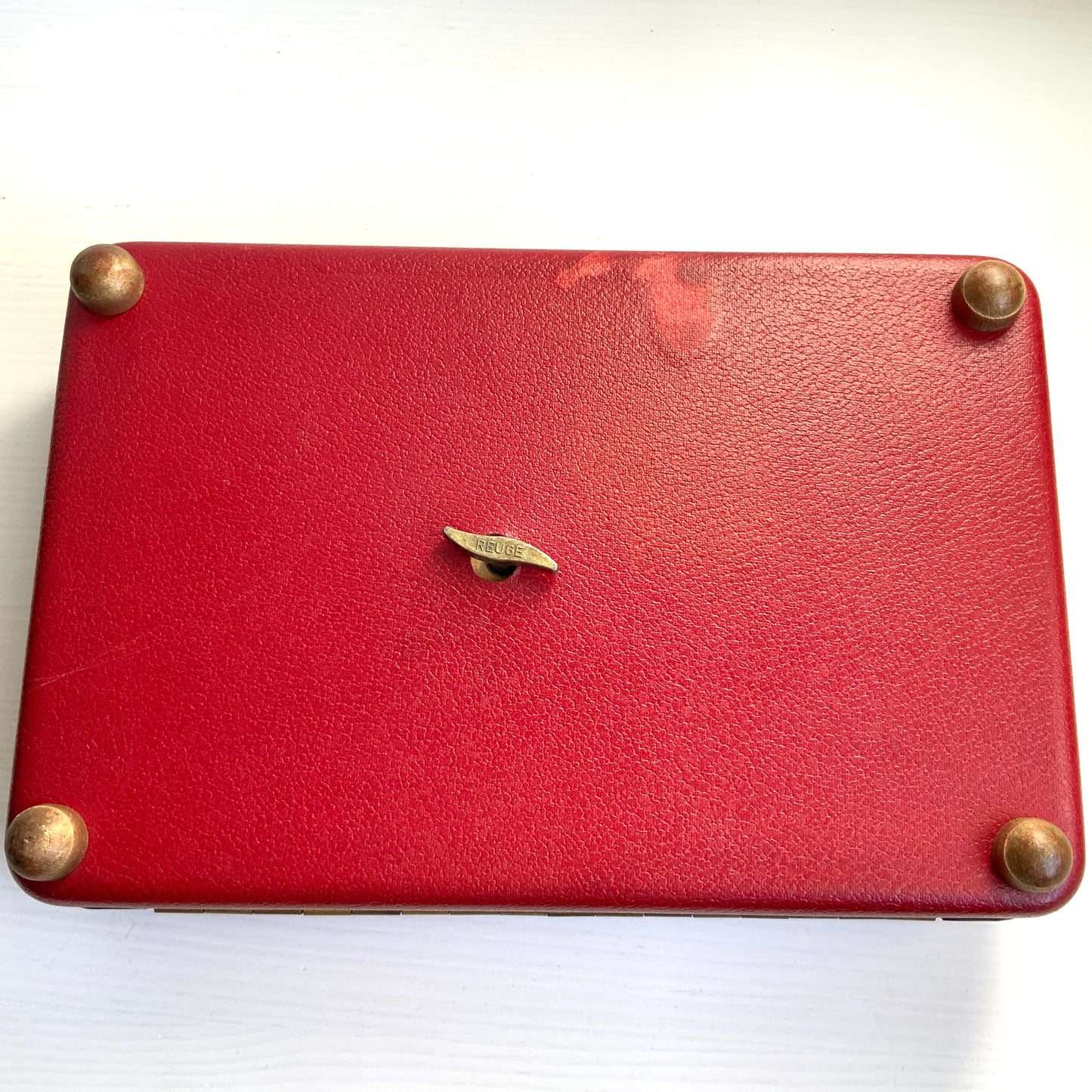 When opened, this jewellery box reveals an exotic dancer figure that spins gracefully to music. 蓋を開けると、エキゾチックなダンサーがくるくると回る、オルゴール付きのジュエリーボックス。