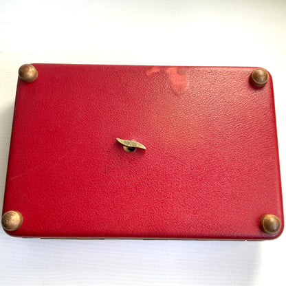 When opened, this jewellery box reveals an exotic dancer figure that spins gracefully to music. 蓋を開けると、エキゾチックなダンサーがくるくると回る、オルゴール付きのジュエリーボックス。