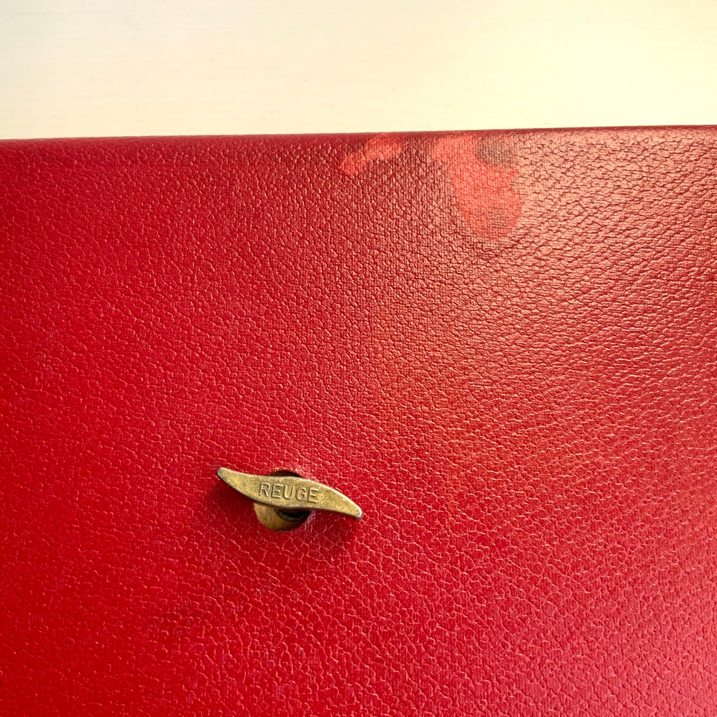 When opened, this jewellery box reveals an exotic dancer figure that spins gracefully to music. 蓋を開けると、エキゾチックなダンサーがくるくると回る、オルゴール付きのジュエリーボックス。