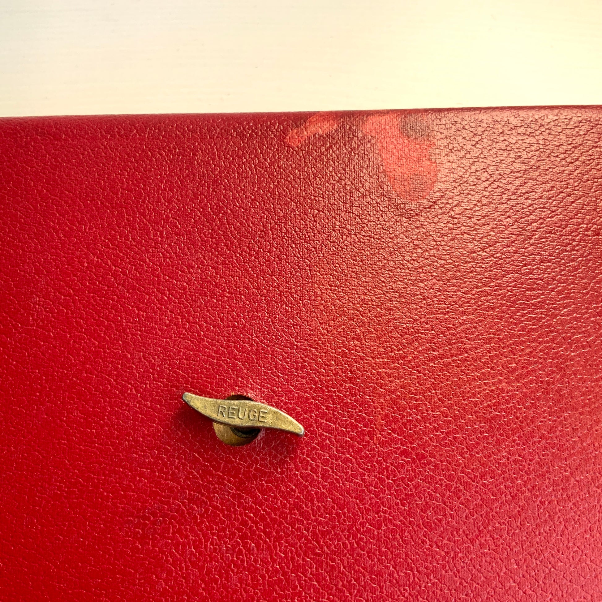 When opened, this jewellery box reveals an exotic dancer figure that spins gracefully to music. 蓋を開けると、エキゾチックなダンサーがくるくると回る、オルゴール付きのジュエリーボックス。