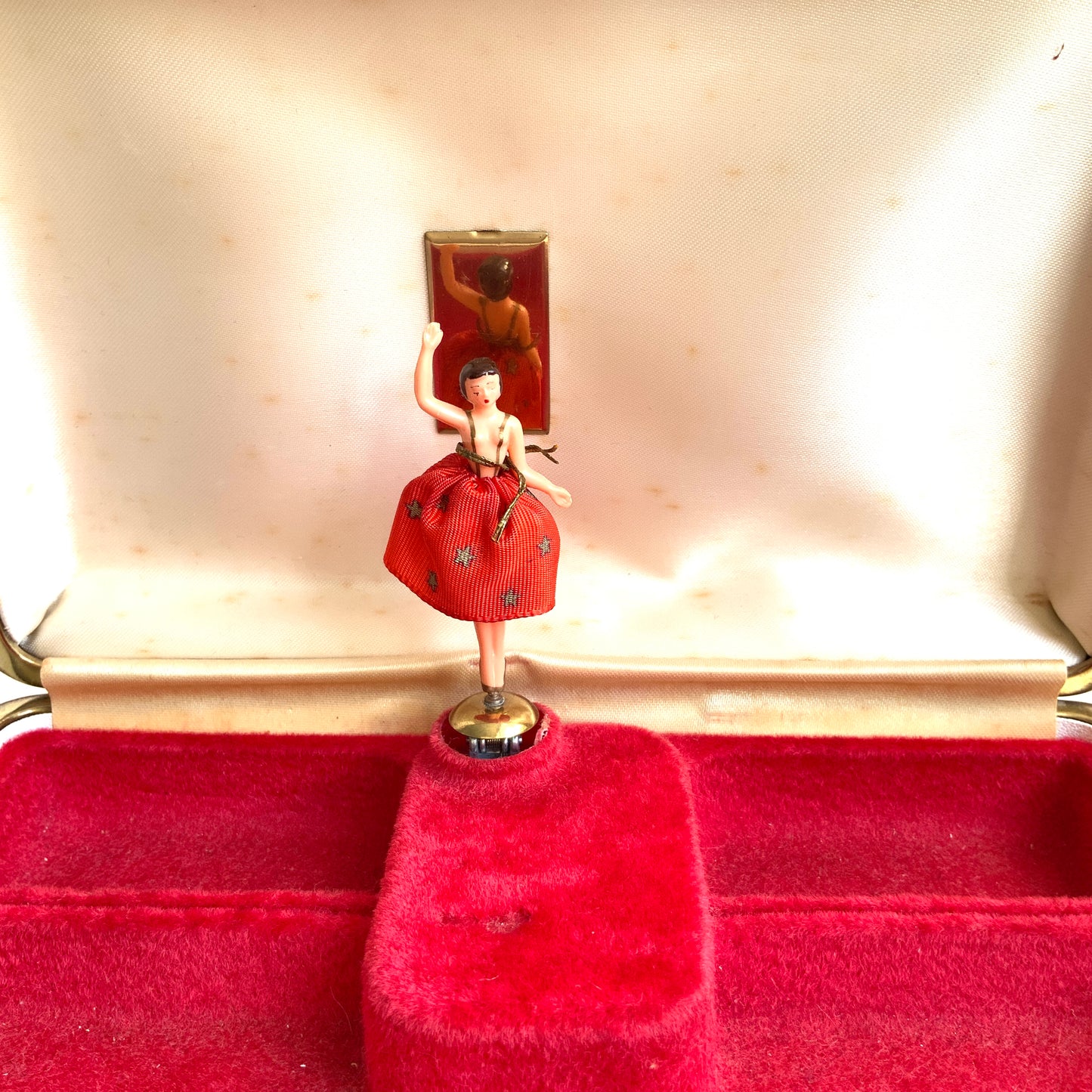 When opened, this jewellery box reveals an exotic dancer figure that spins gracefully to music. 蓋を開けると、エキゾチックなダンサーがくるくると回る、オルゴール付きのジュエリーボックス。