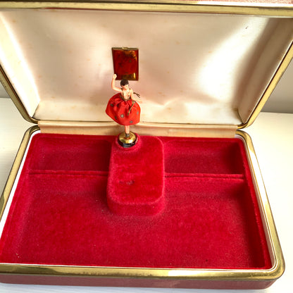 When opened, this jewellery box reveals an exotic dancer figure that spins gracefully to music. 蓋を開けると、エキゾチックなダンサーがくるくると回る、オルゴール付きのジュエリーボックス。