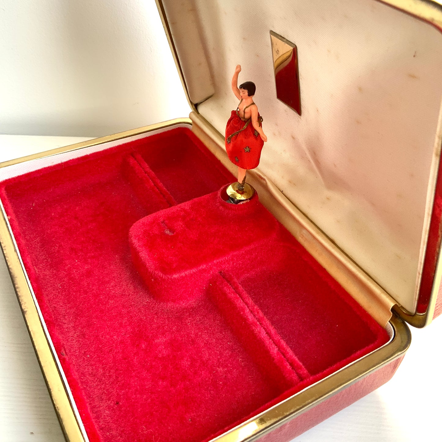 When opened, this jewellery box reveals an exotic dancer figure that spins gracefully to music. 蓋を開けると、エキゾチックなダンサーがくるくると回る、オルゴール付きのジュエリーボックス。