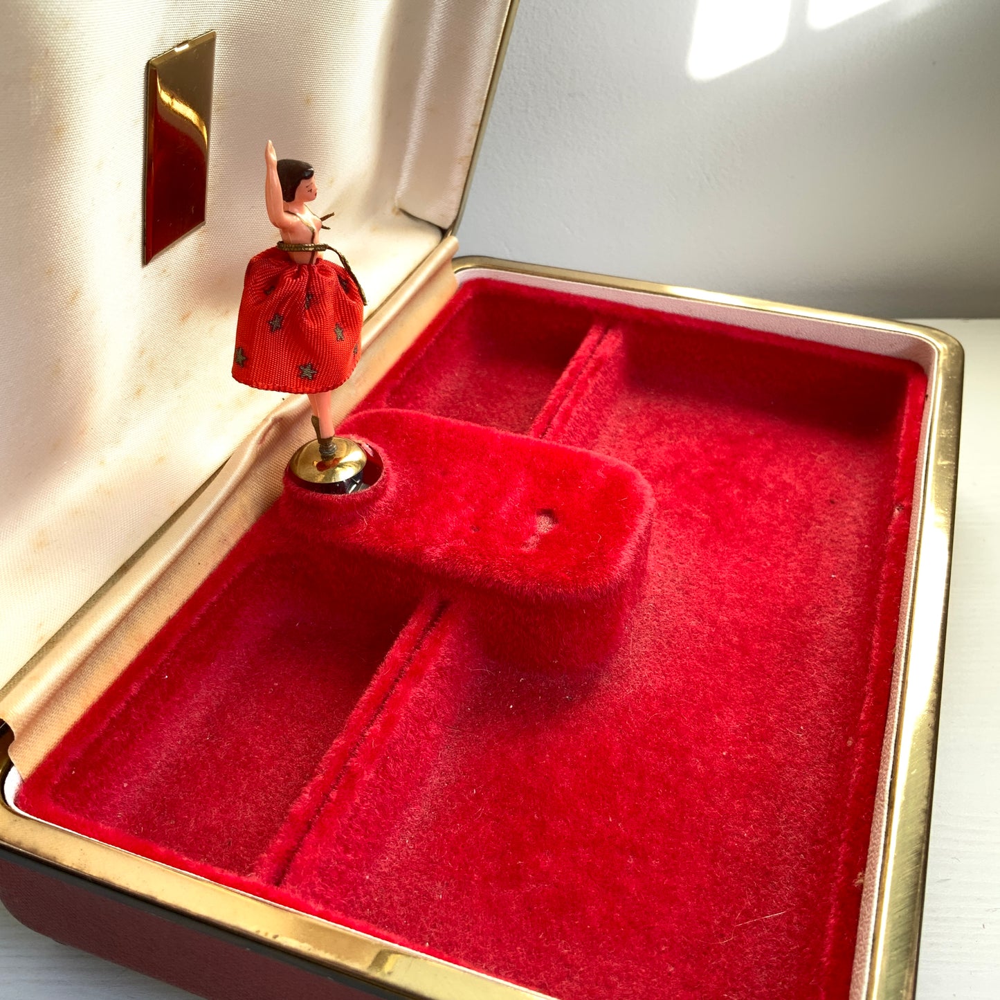 When opened, this jewellery box reveals an exotic dancer figure that spins gracefully to music. 蓋を開けると、エキゾチックなダンサーがくるくると回る、オルゴール付きのジュエリーボックス。