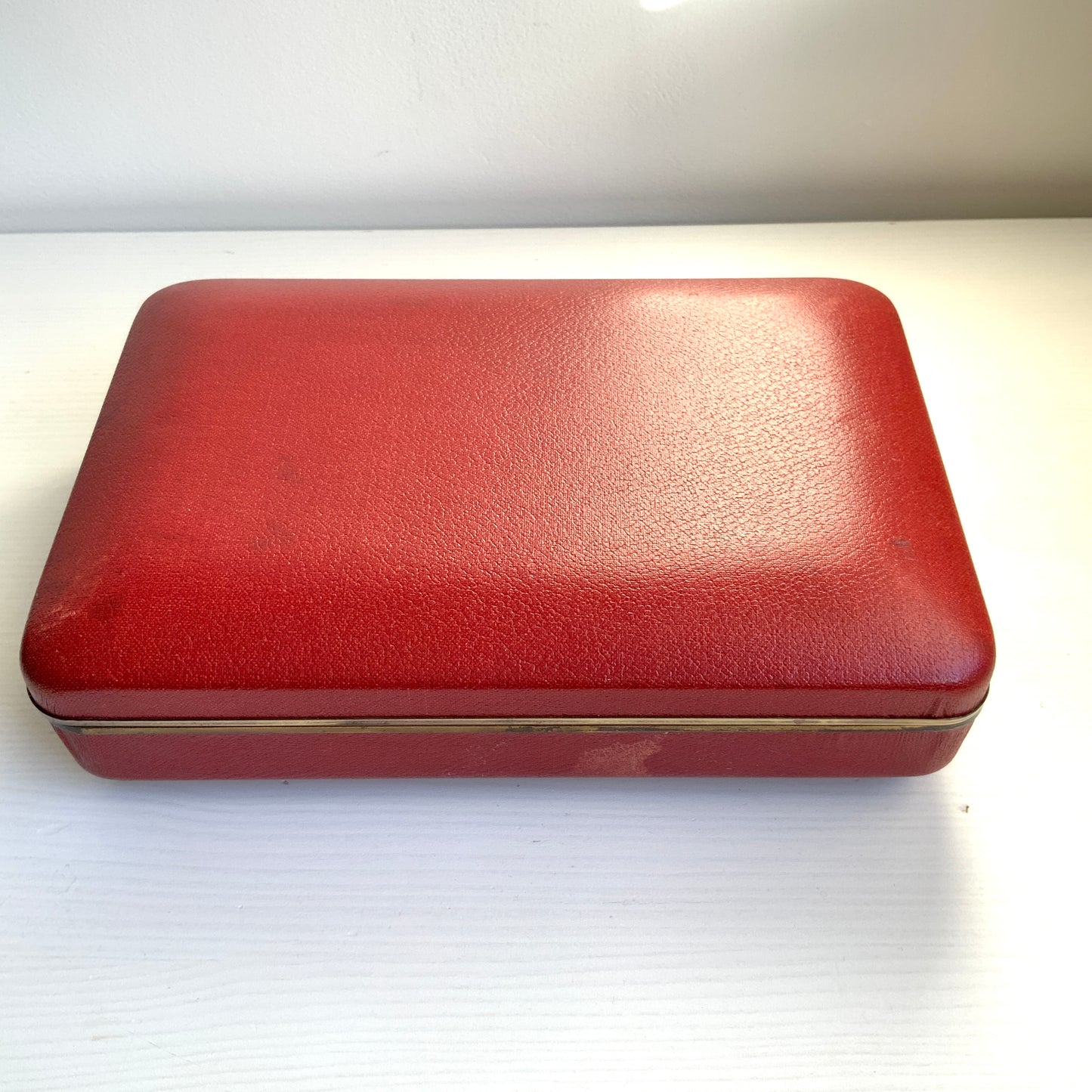 When opened, this jewellery box reveals an exotic dancer figure that spins gracefully to music. 蓋を開けると、エキゾチックなダンサーがくるくると回る、オルゴール付きのジュエリーボックス。