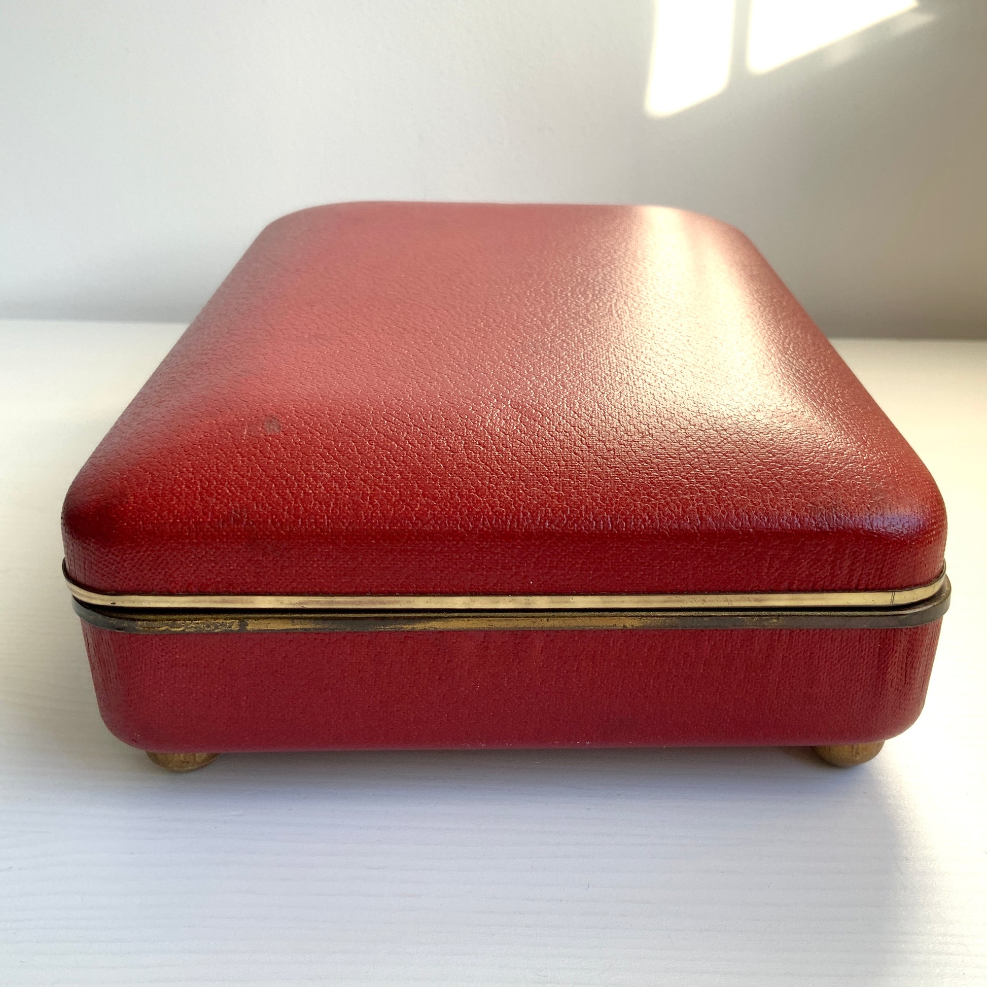 When opened, this jewellery box reveals an exotic dancer figure that spins gracefully to music. 蓋を開けると、エキゾチックなダンサーがくるくると回る、オルゴール付きのジュエリーボックス。