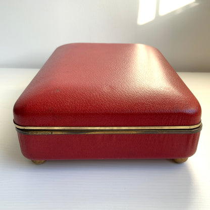 When opened, this jewellery box reveals an exotic dancer figure that spins gracefully to music. 蓋を開けると、エキゾチックなダンサーがくるくると回る、オルゴール付きのジュエリーボックス。