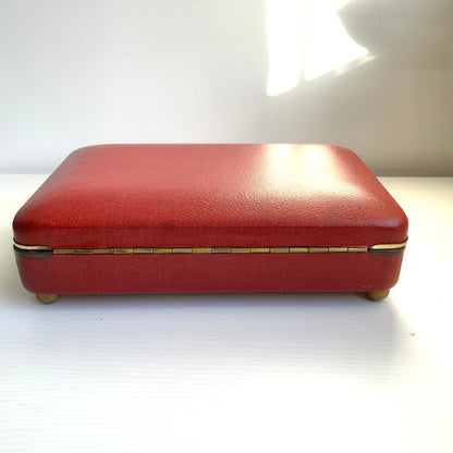 When opened, this jewellery box reveals an exotic dancer figure that spins gracefully to music. 蓋を開けると、エキゾチックなダンサーがくるくると回る、オルゴール付きのジュエリーボックス。