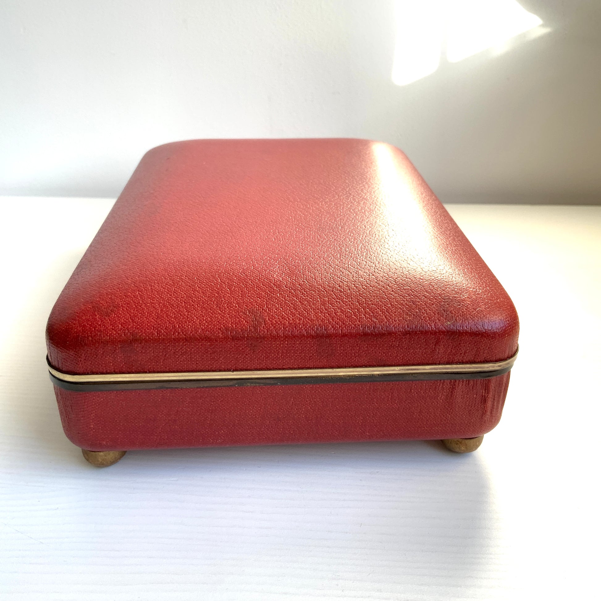 When opened, this jewellery box reveals an exotic dancer figure that spins gracefully to music. 蓋を開けると、エキゾチックなダンサーがくるくると回る、オルゴール付きのジュエリーボックス。