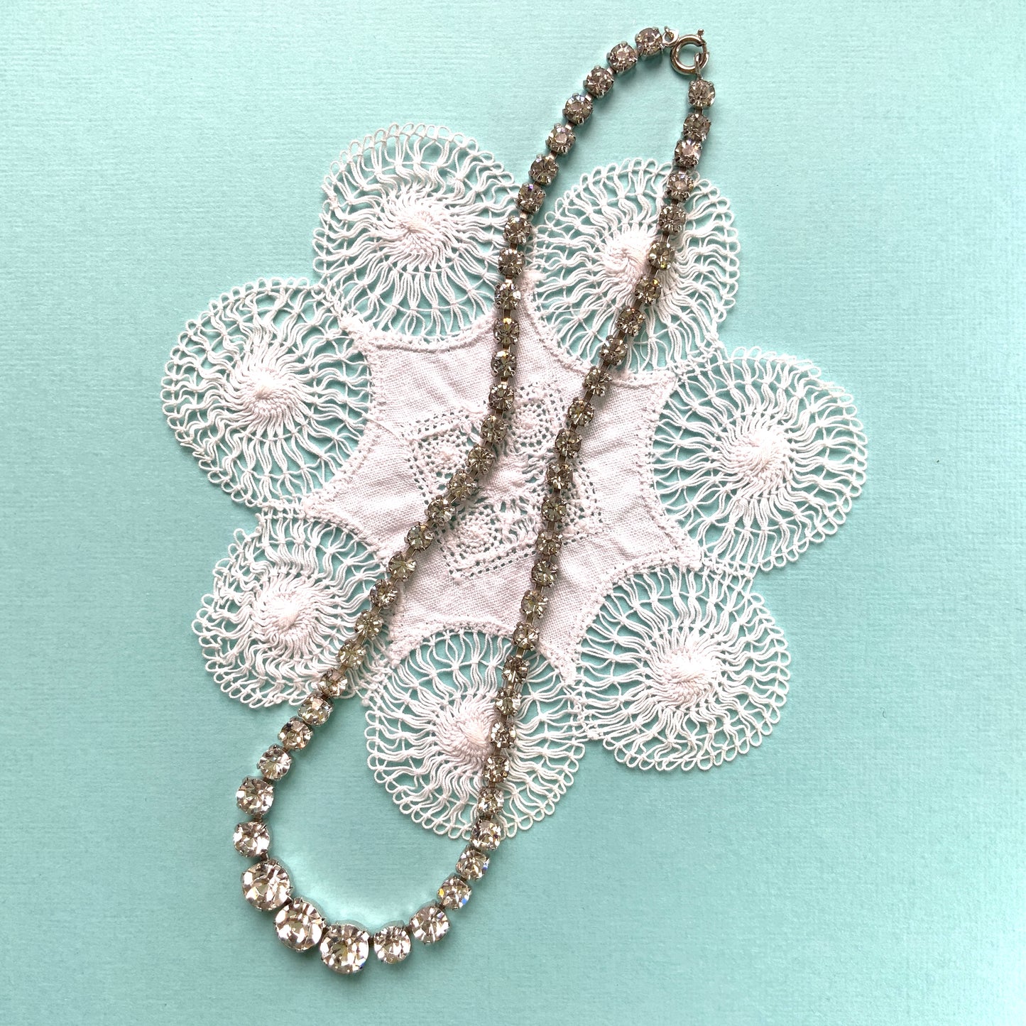 A classic clear rhinestone necklace with a clean, simple silhouette. シンプルなクリアラインストーンだけで構成されたクラシックなネックレス。