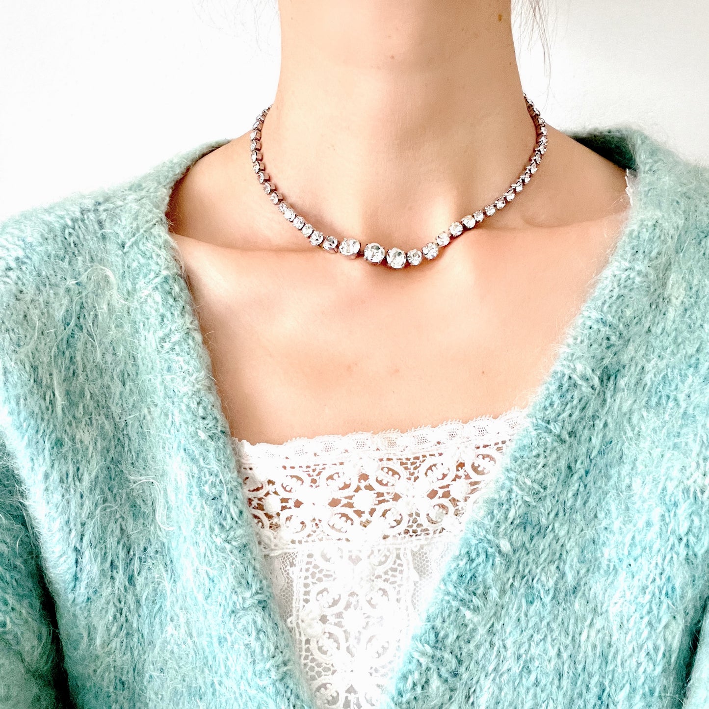 A classic clear rhinestone necklace with a clean, simple silhouette. シンプルなクリアラインストーンだけで構成されたクラシックなネックレス。
