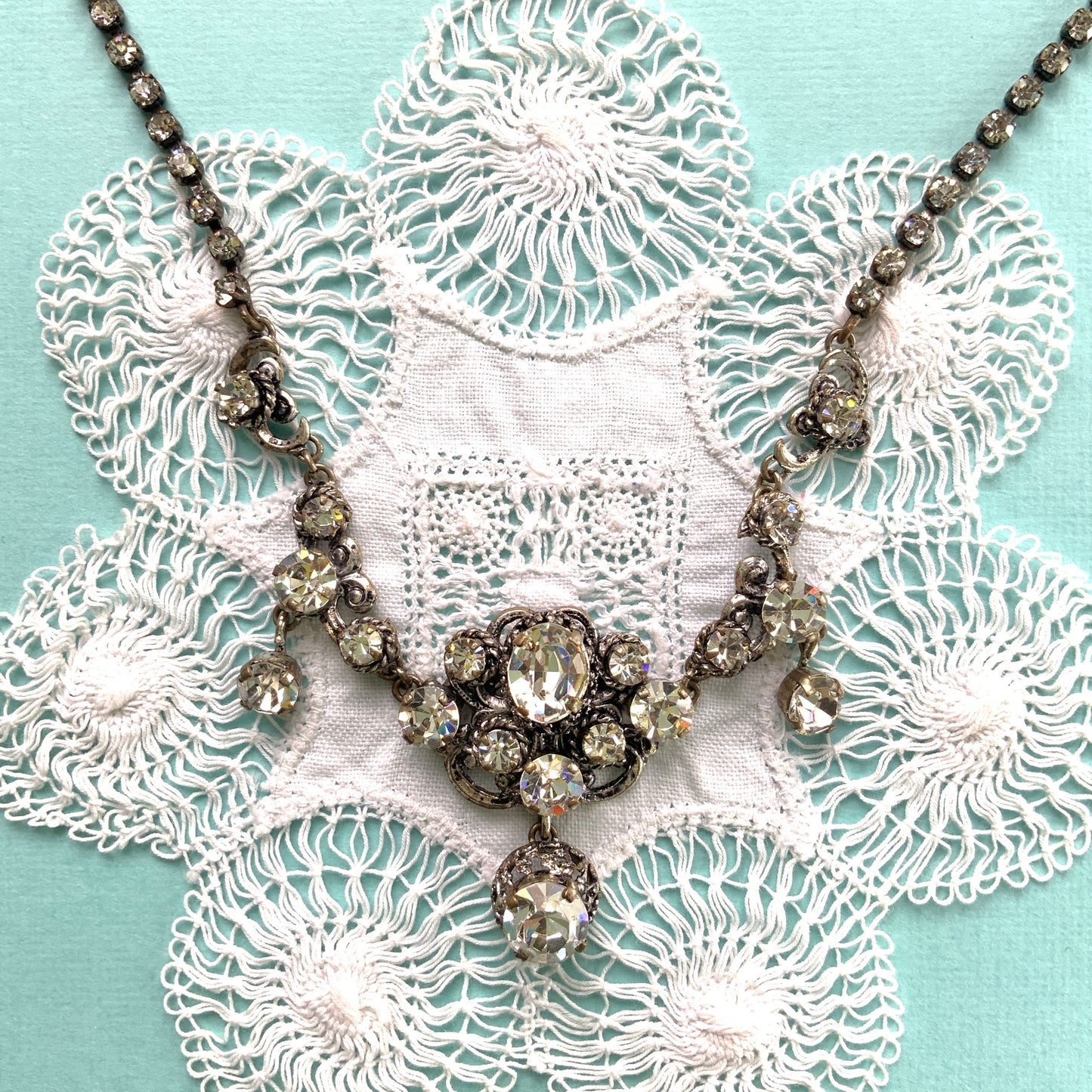 A delicate filigree setting highlights this clear rhinestone necklace. 繊細なフィリグリーが映えるクリアラインストーンのネックレス。