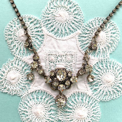 A delicate filigree setting highlights this clear rhinestone necklace. 繊細なフィリグリーが映えるクリアラインストーンのネックレス。