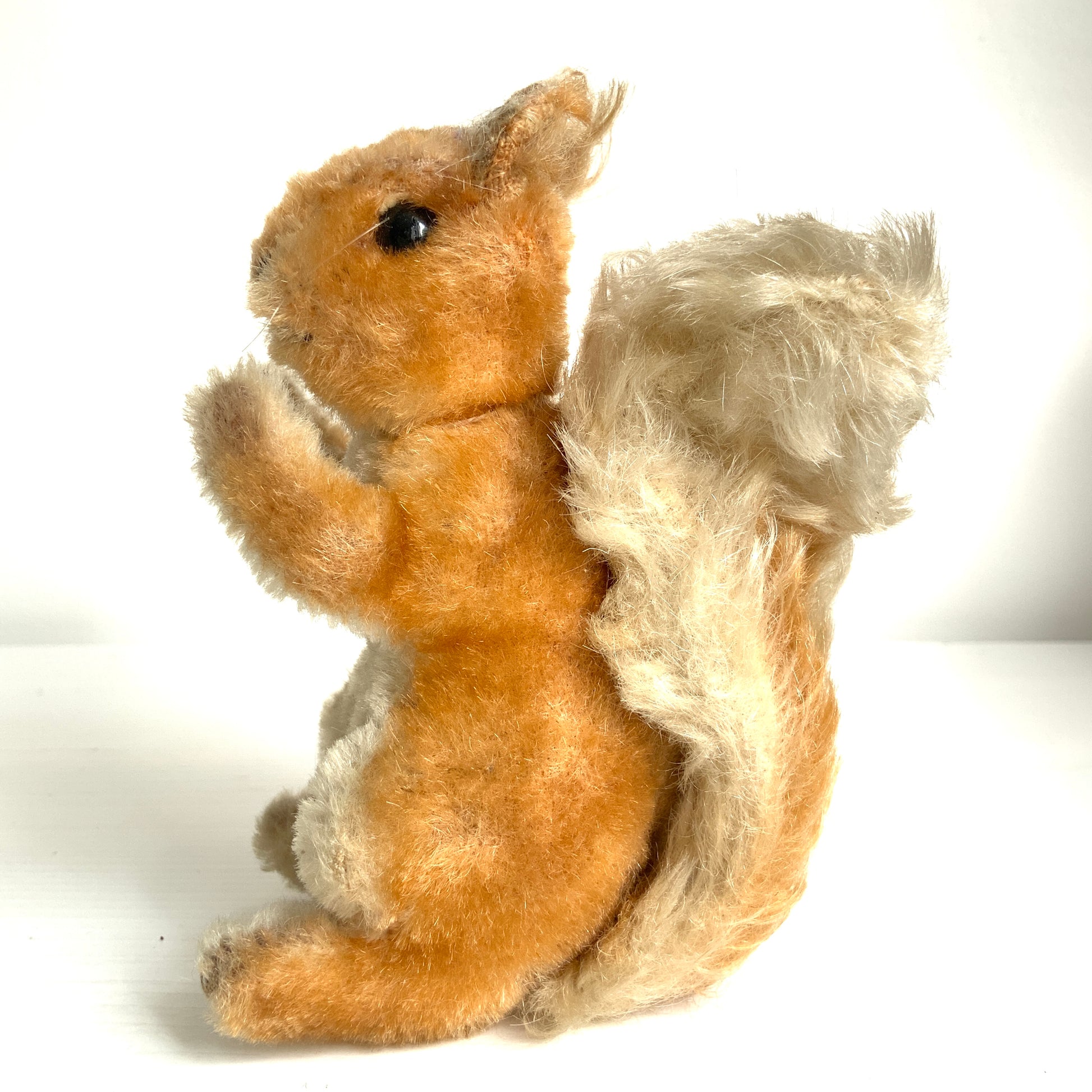 An adorable Steiff squirrel with a sweet, expressive face. とっても愛らしい表情の、シュタイフのリスのぬいぐるみ。 