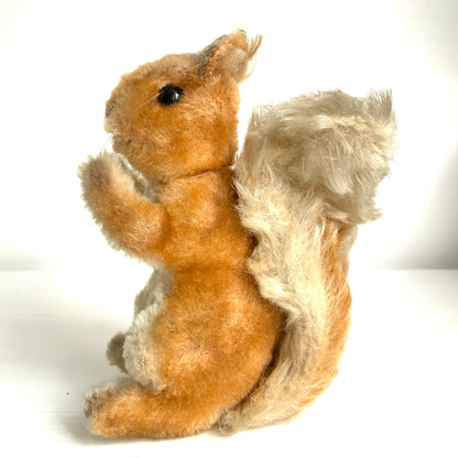 An adorable Steiff squirrel with a sweet, expressive face. とっても愛らしい表情の、シュタイフのリスのぬいぐるみ。 