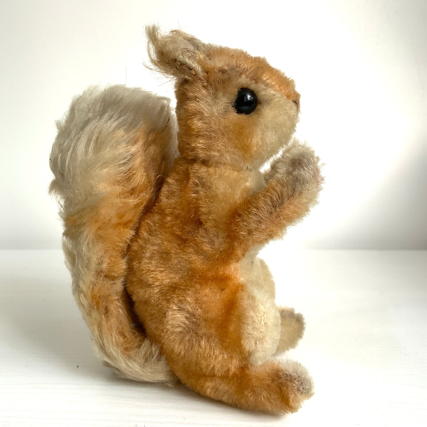 An adorable Steiff squirrel with a sweet, expressive face. とっても愛らしい表情の、シュタイフのリスのぬいぐるみ。 