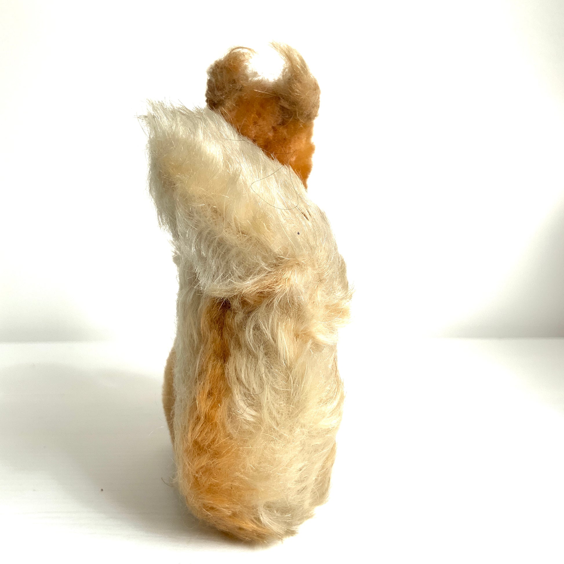 An adorable Steiff squirrel with a sweet, expressive face. とっても愛らしい表情の、シュタイフのリスのぬいぐるみ。 