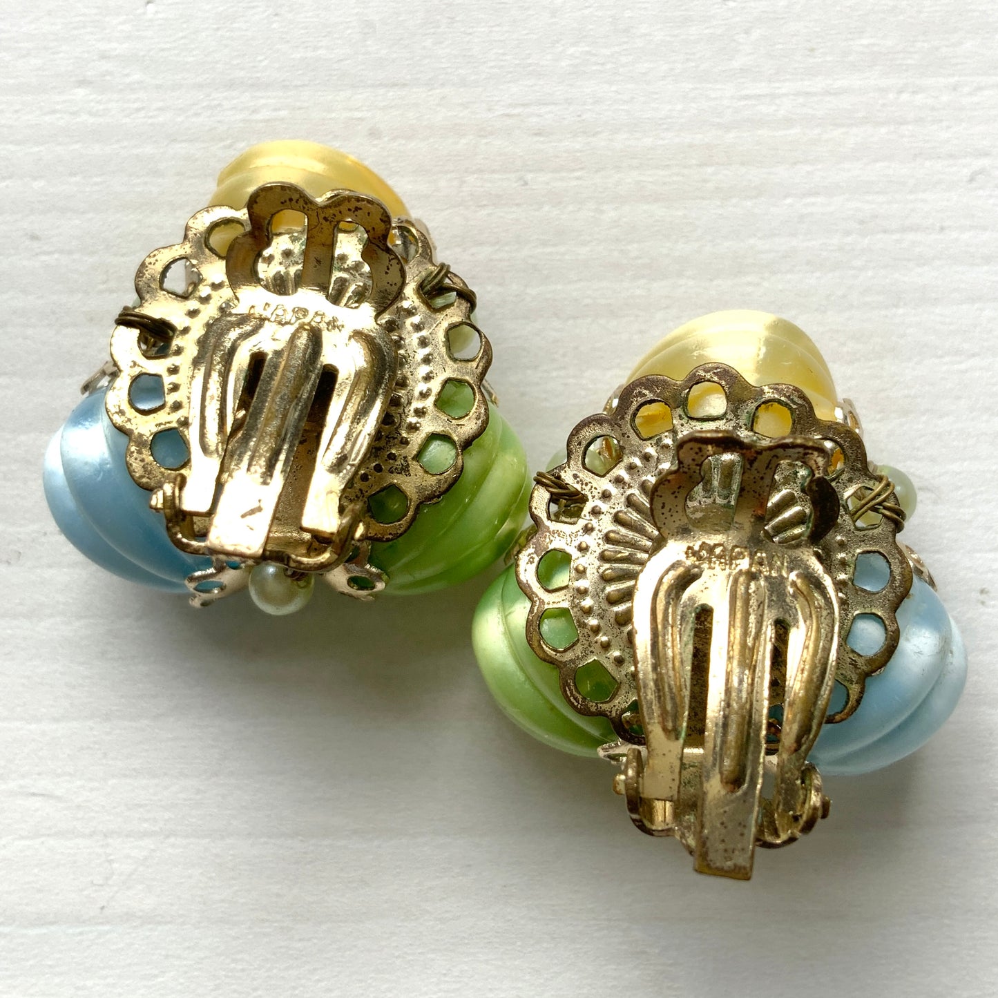  Clip-on earrings featuring soft pastel-coloured satin plastic beads in yellow, blue, and green. イエロー、ブルー、グリーンの柔らかいパステルカラーのサテンプラスチックビーズのクリップイヤリング。