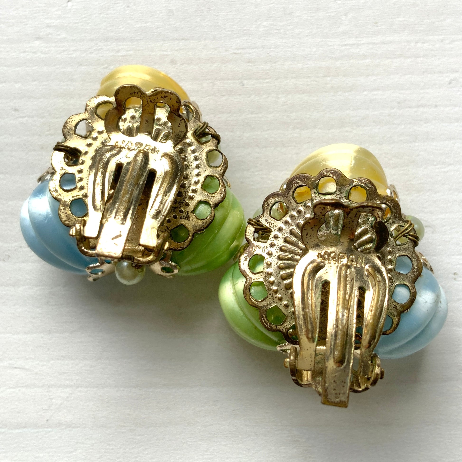  Clip-on earrings featuring soft pastel-coloured satin plastic beads in yellow, blue, and green. イエロー、ブルー、グリーンの柔らかいパステルカラーのサテンプラスチックビーズのクリップイヤリング。