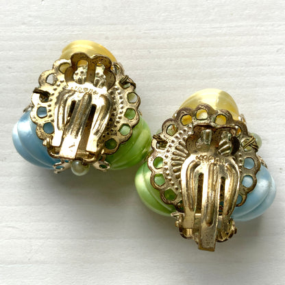  Clip-on earrings featuring soft pastel-coloured satin plastic beads in yellow, blue, and green. イエロー、ブルー、グリーンの柔らかいパステルカラーのサテンプラスチックビーズのクリップイヤリング。