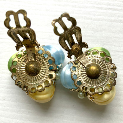  Clip-on earrings featuring soft pastel-coloured satin plastic beads in yellow, blue, and green. イエロー、ブルー、グリーンの柔らかいパステルカラーのサテンプラスチックビーズのクリップイヤリング。