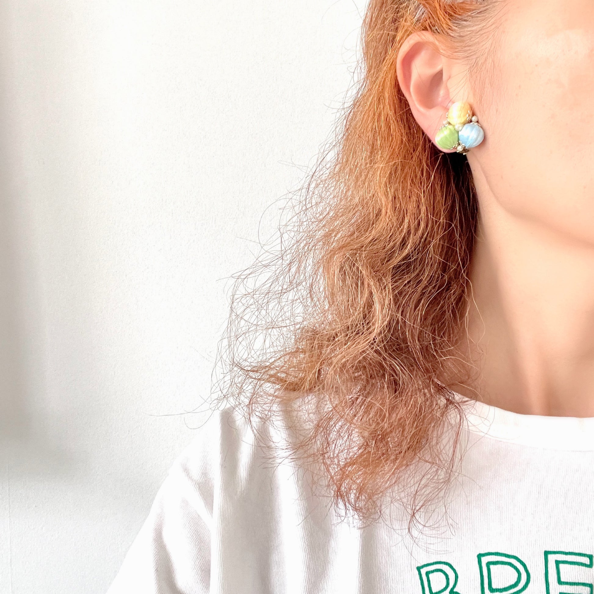  Clip-on earrings featuring soft pastel-coloured satin plastic beads in yellow, blue, and green. イエロー、ブルー、グリーンの柔らかいパステルカラーのサテンプラスチックビーズのクリップイヤリング。