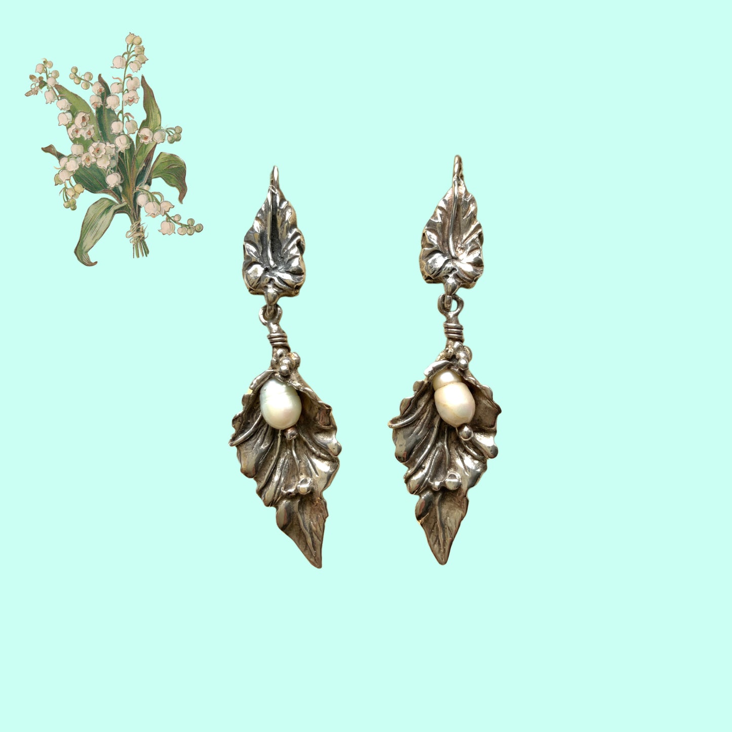 Silver leaf earrings set with freshwater pearls. シルバーのリーフに淡水パールをあしらったピアス。