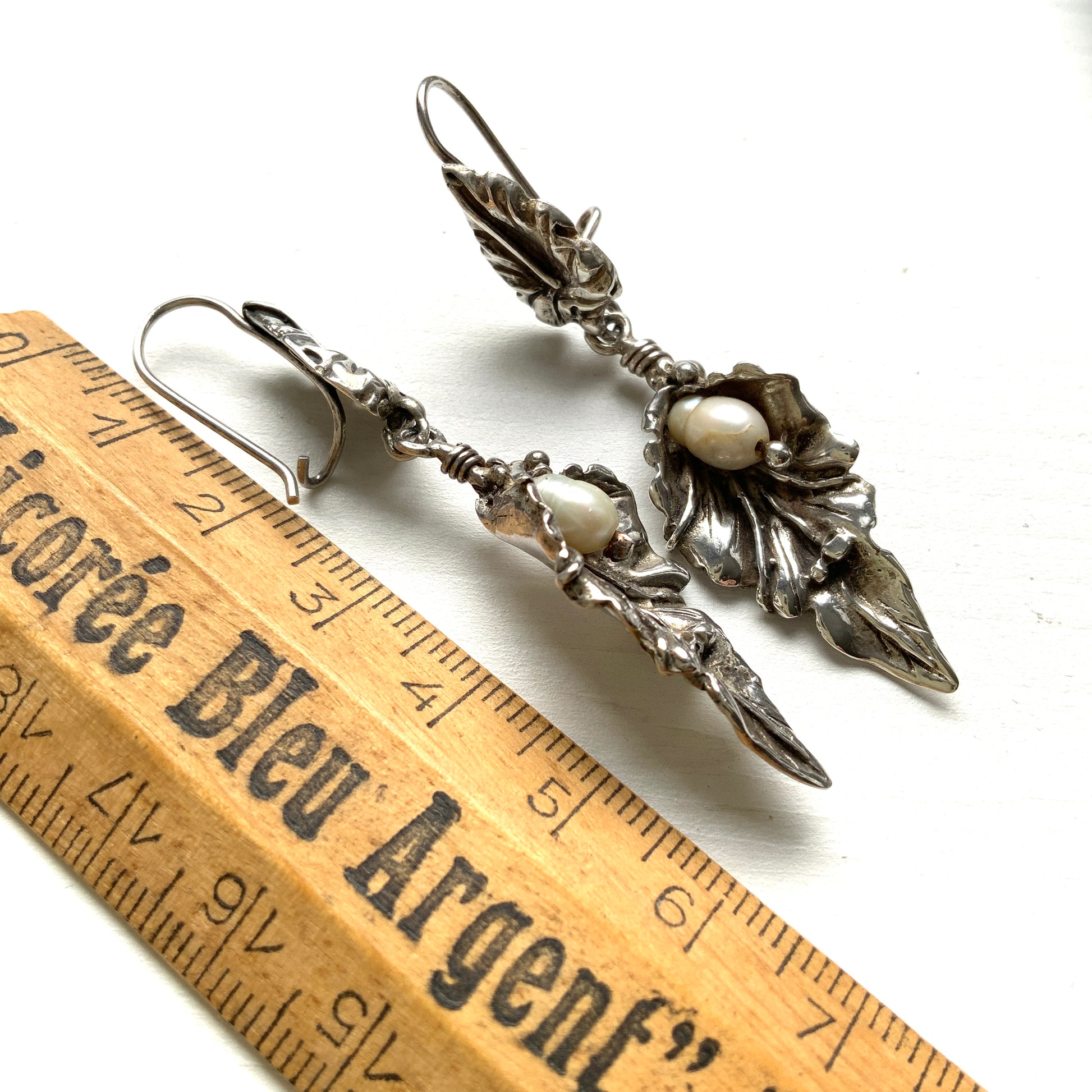 Silver leaf earrings set with freshwater pearls. シルバーのリーフに淡水パールをあしらったピアス。