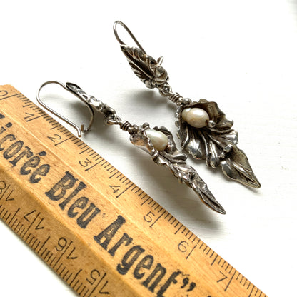 Silver leaf earrings set with freshwater pearls. シルバーのリーフに淡水パールをあしらったピアス。