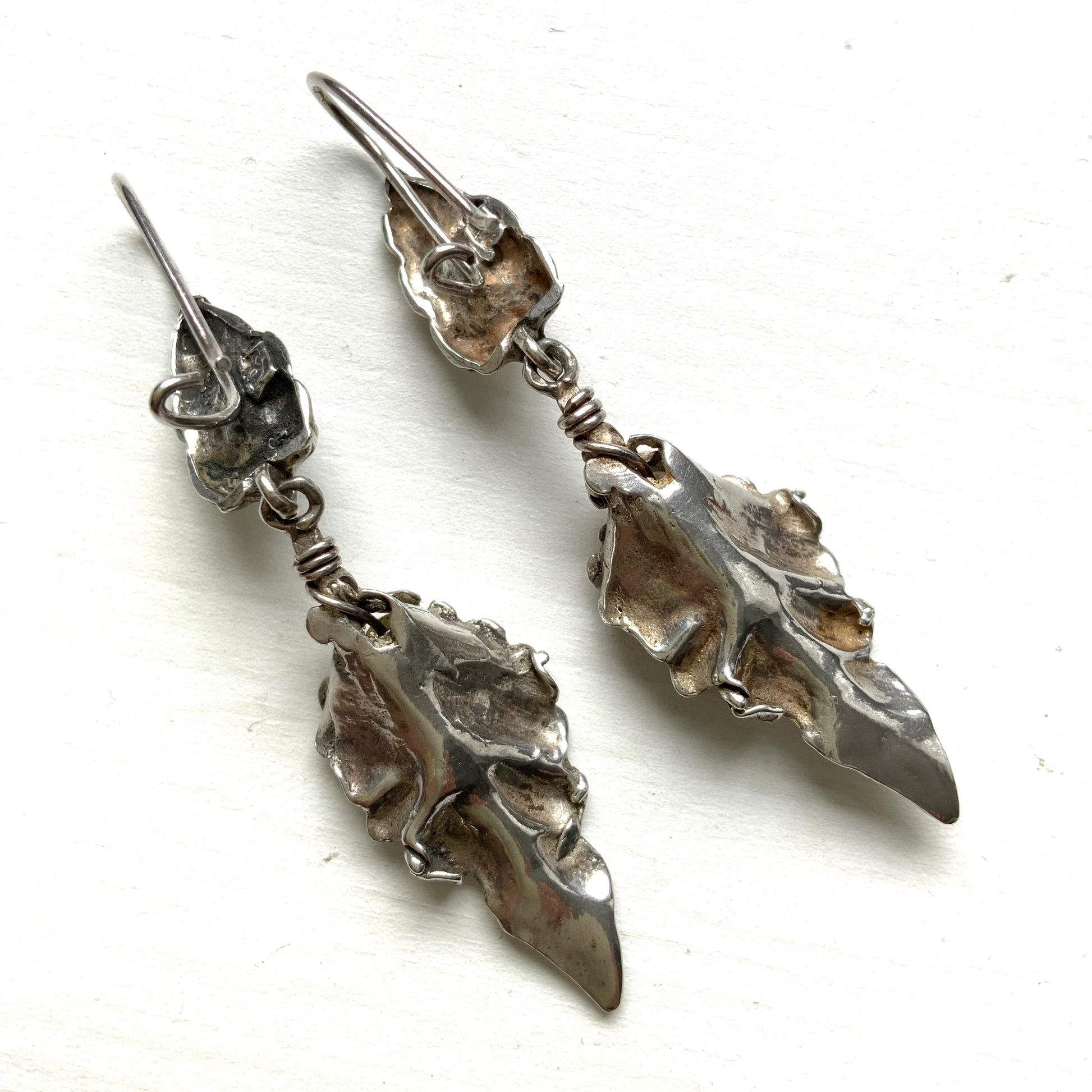 Silver leaf earrings set with freshwater pearls. シルバーのリーフに淡水パールをあしらったピアス。