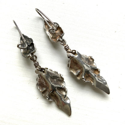 Silver leaf earrings set with freshwater pearls. シルバーのリーフに淡水パールをあしらったピアス。