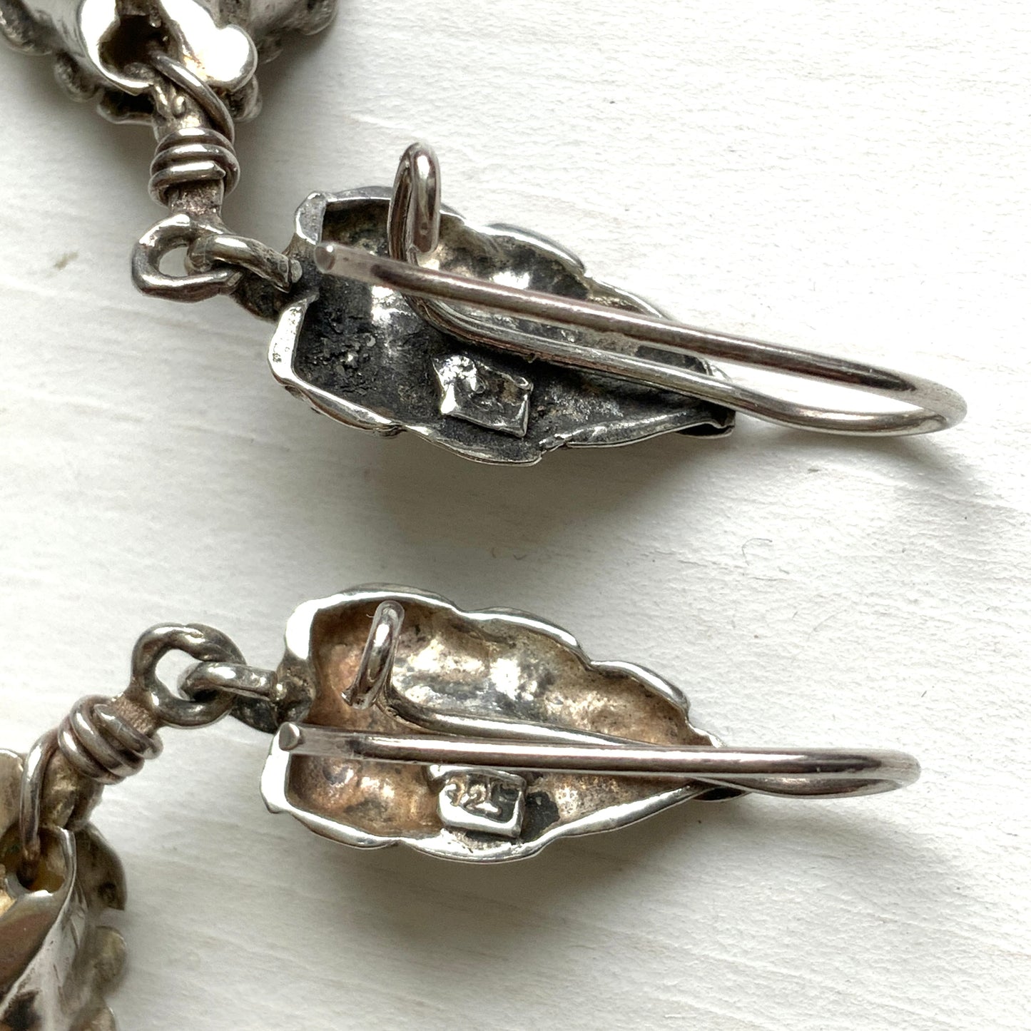 Silver leaf earrings set with freshwater pearls. シルバーのリーフに淡水パールをあしらったピアス。