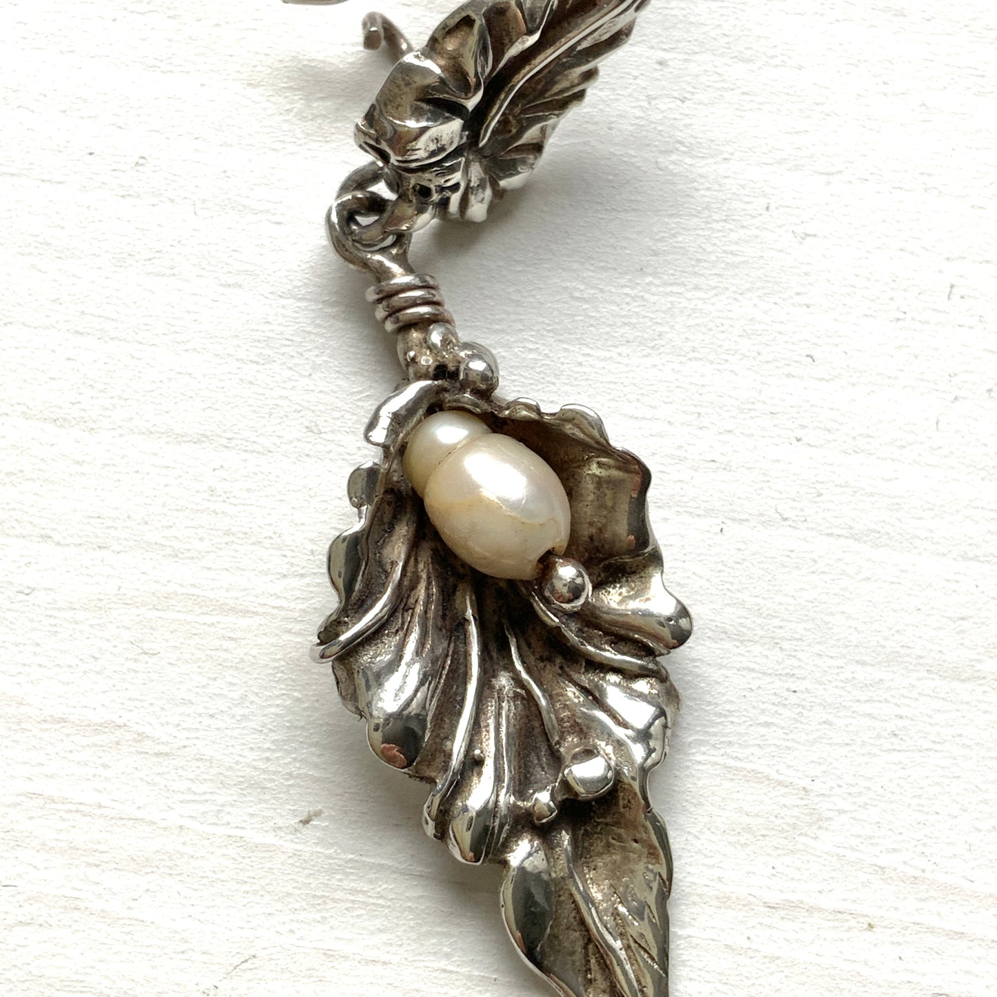 Silver leaf earrings set with freshwater pearls. シルバーのリーフに淡水パールをあしらったピアス。