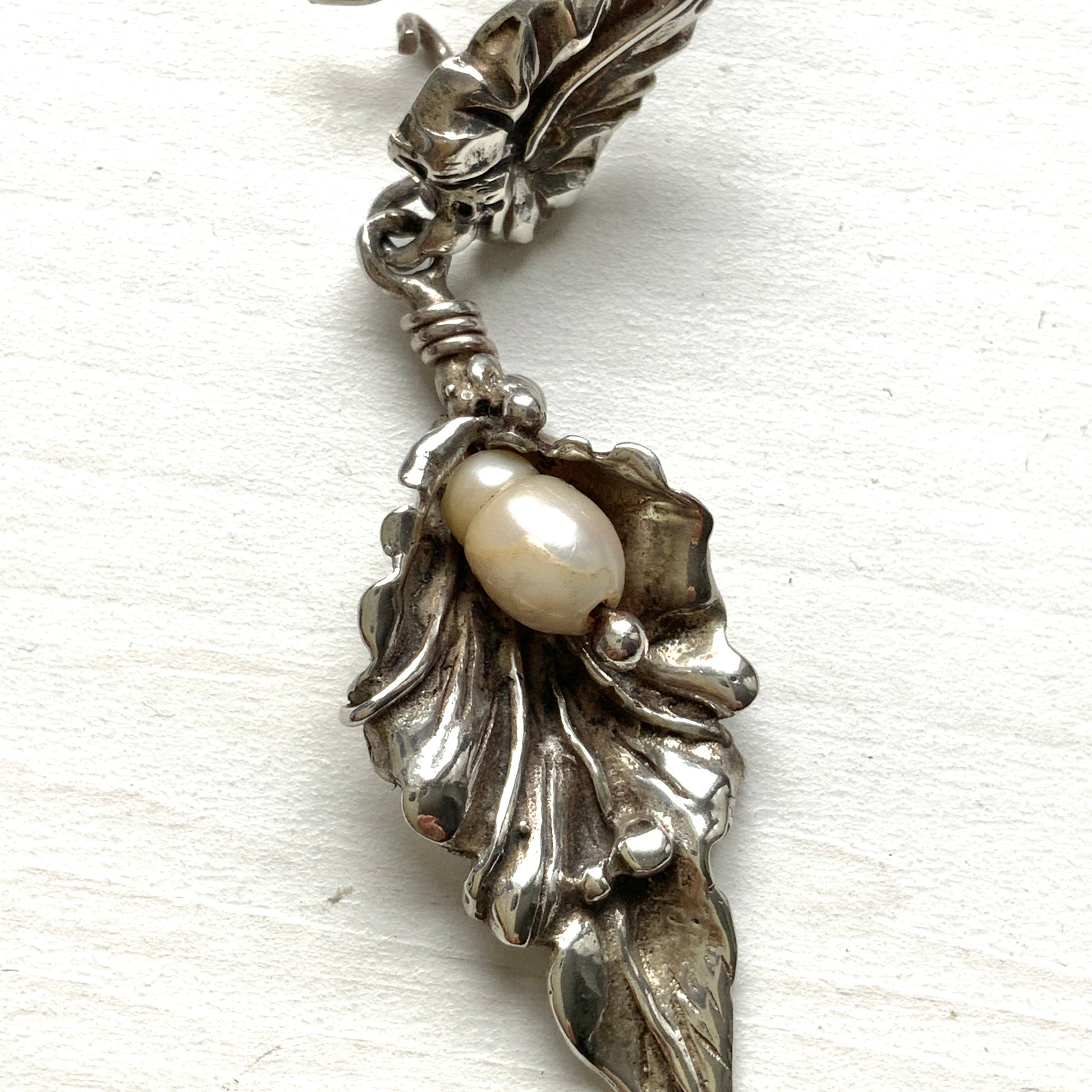 Silver leaf earrings set with freshwater pearls. シルバーのリーフに淡水パールをあしらったピアス。