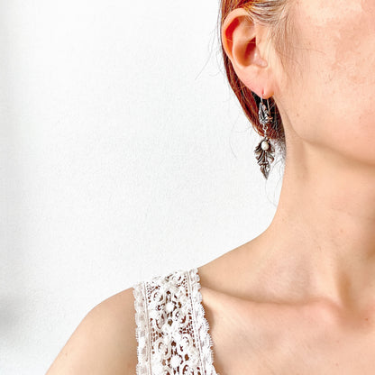 Silver leaf earrings set with freshwater pearls. シルバーのリーフに淡水パールをあしらったピアス。