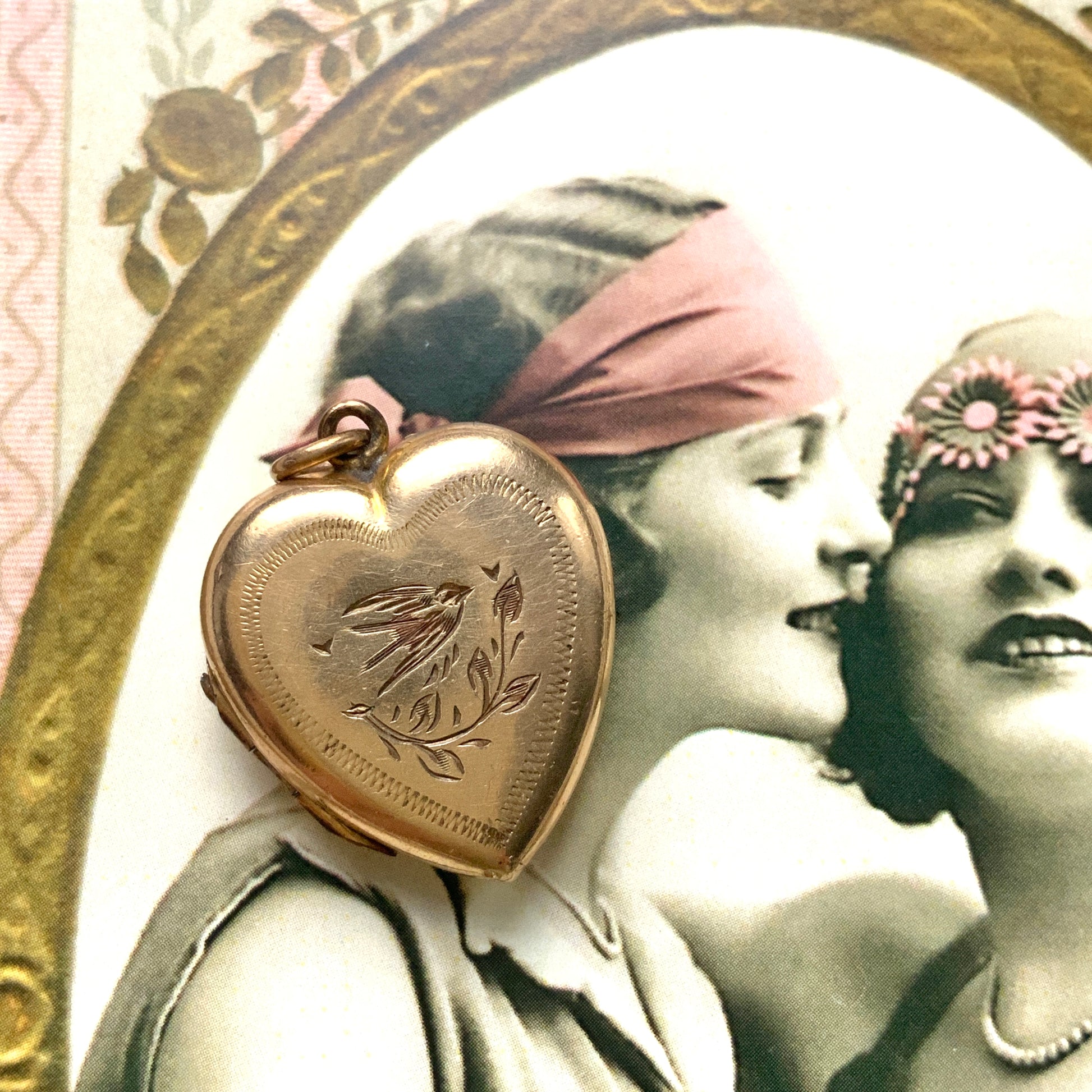 A heart-shaped rolled gold locket engraved with a charming swallow motif. かわいらしいツバメが彫られた、ハート型のロールドゴールドのロケット。