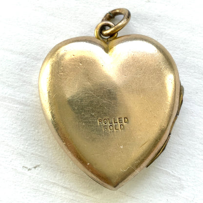 A heart-shaped rolled gold locket engraved with a charming swallow motif. かわいらしいツバメが彫られた、ハート型のロールドゴールドのロケット。
