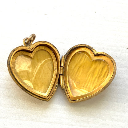 A heart-shaped rolled gold locket engraved with a charming swallow motif. かわいらしいツバメが彫られた、ハート型のロールドゴールドのロケット。