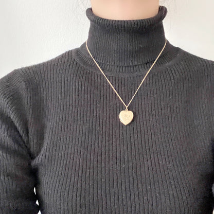 A heart-shaped rolled gold locket engraved with a charming swallow motif. かわいらしいツバメが彫られた、ハート型のロールドゴールドのロケット。