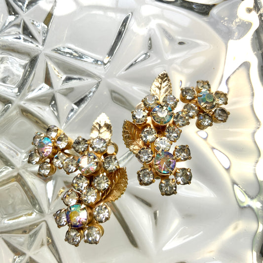 A beautiful pair of floral clip-on earrings shimmering with aurora borealis brilliance. オーロラストーンの煌めきが美しいお花のクリップイヤリング。