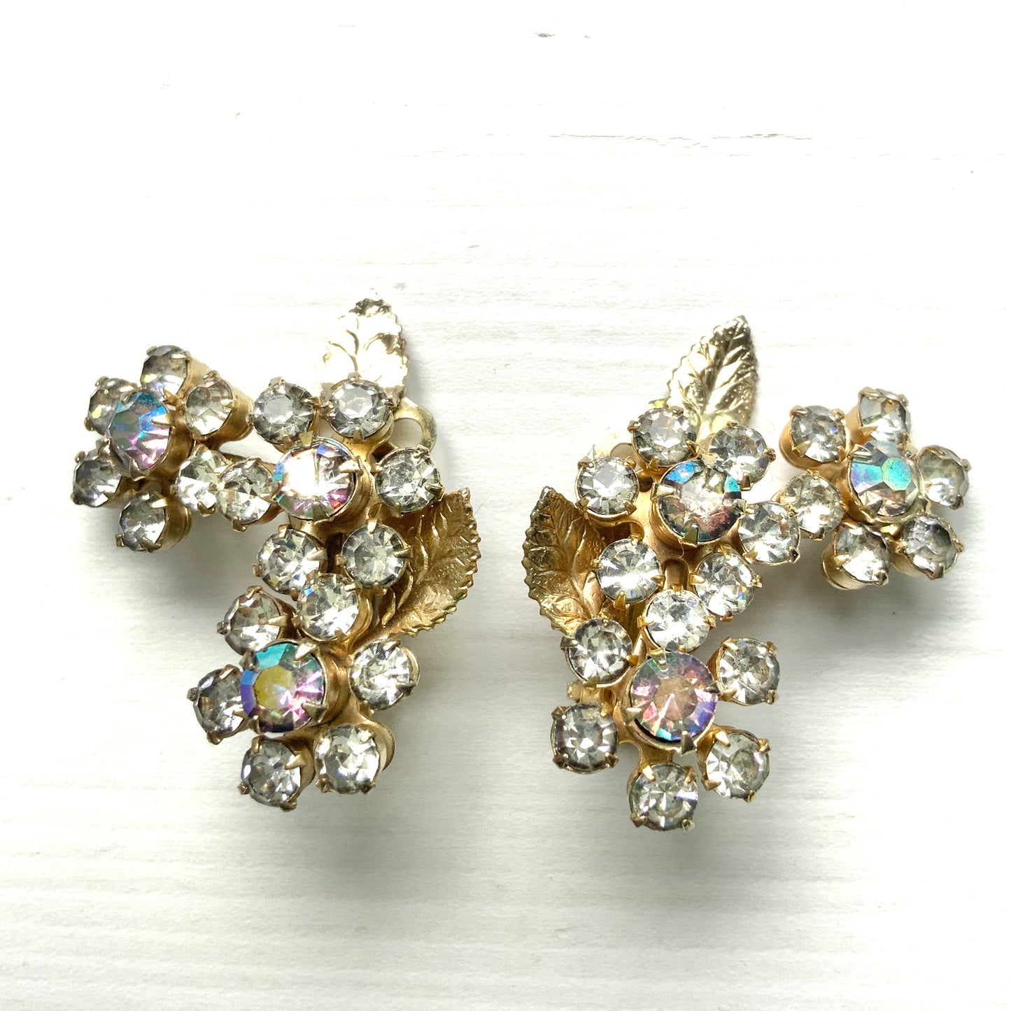 A beautiful pair of floral clip-on earrings shimmering with aurora borealis brilliance. オーロラストーンの煌めきが美しいお花のクリップイヤリング。