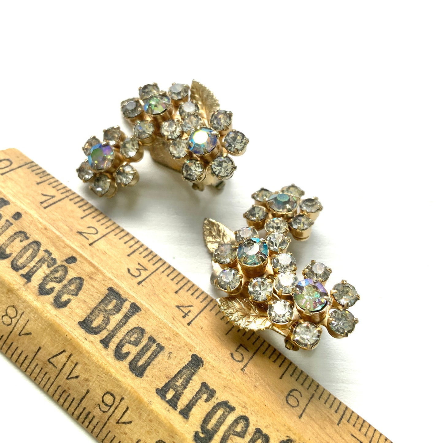 A beautiful pair of floral clip-on earrings shimmering with aurora borealis brilliance. オーロラストーンの煌めきが美しいお花のクリップイヤリング。