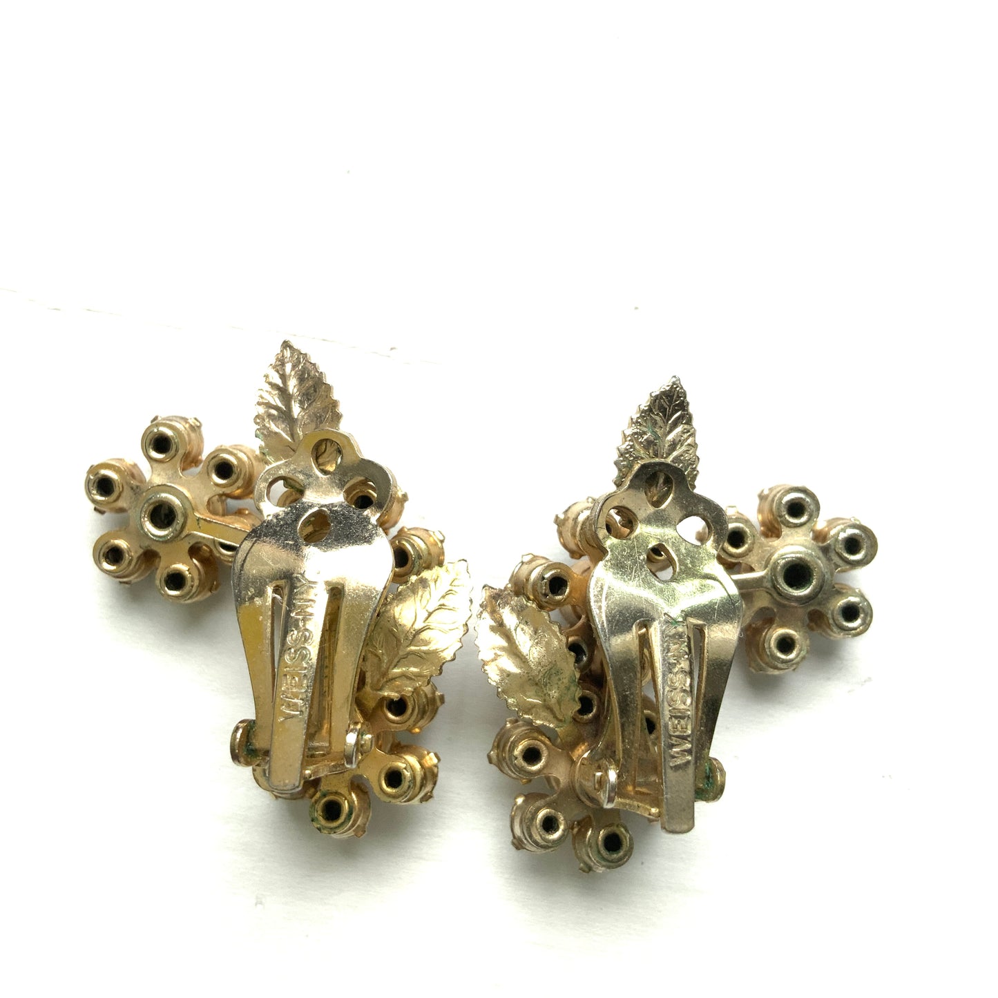 A beautiful pair of floral clip-on earrings shimmering with aurora borealis brilliance. オーロラストーンの煌めきが美しいお花のクリップイヤリング。