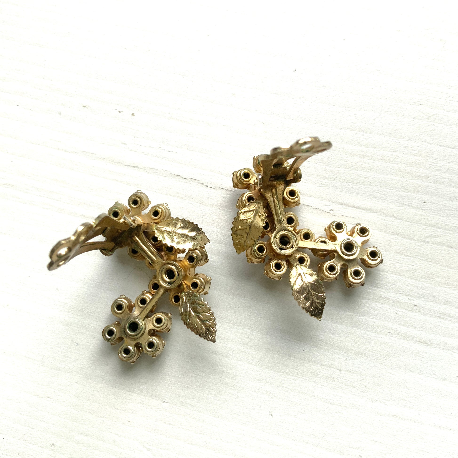 A beautiful pair of floral clip-on earrings shimmering with aurora borealis brilliance. オーロラストーンの煌めきが美しいお花のクリップイヤリング。