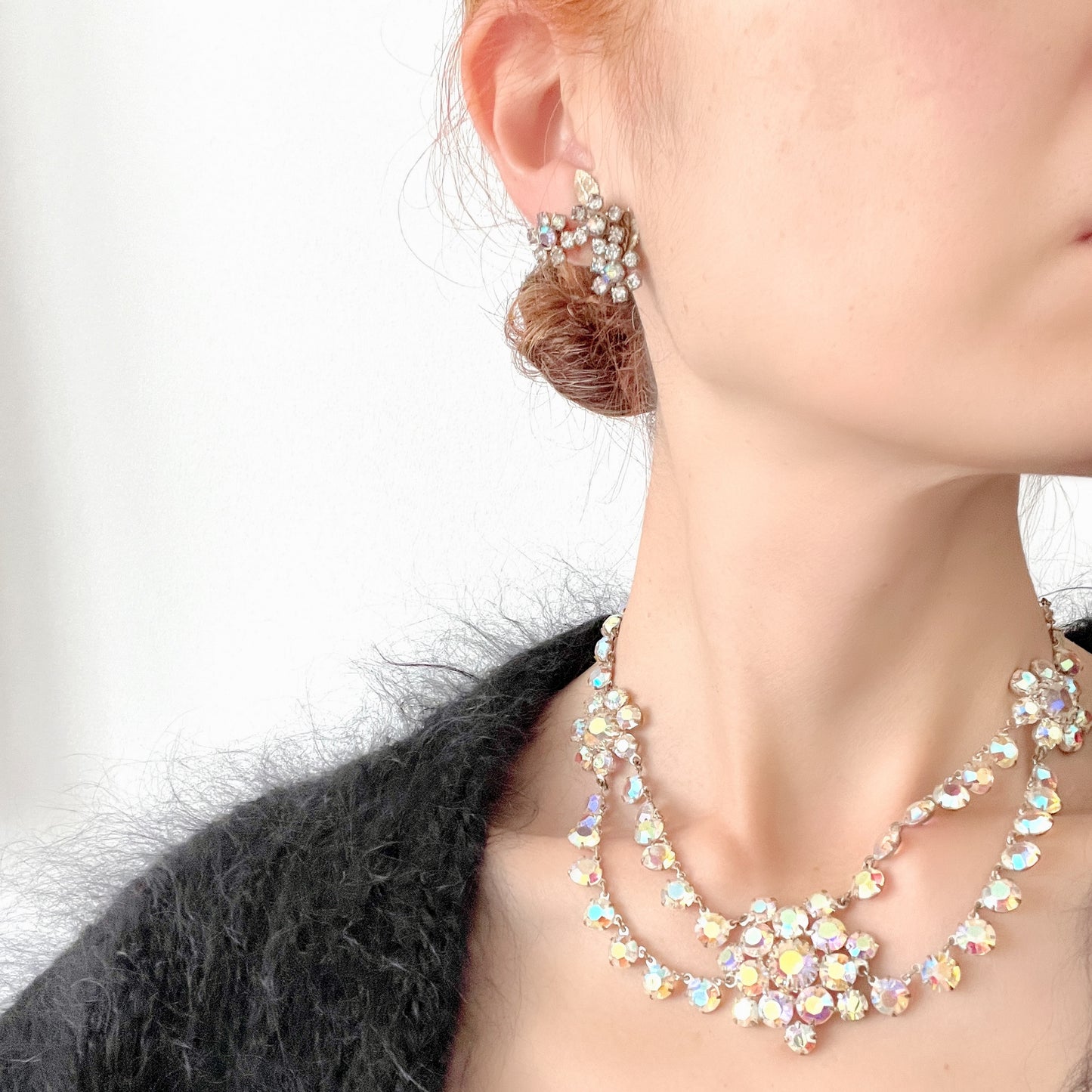 A beautiful pair of floral clip-on earrings shimmering with aurora borealis brilliance. オーロラストーンの煌めきが美しいお花のクリップイヤリング。