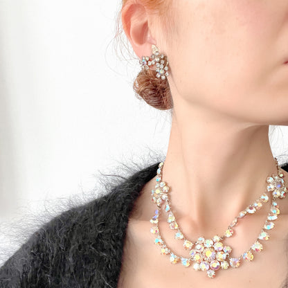 A beautiful pair of floral clip-on earrings shimmering with aurora borealis brilliance. オーロラストーンの煌めきが美しいお花のクリップイヤリング。